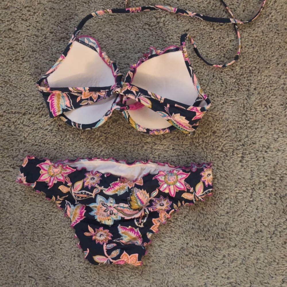 Bikini - Picture 2 of 2